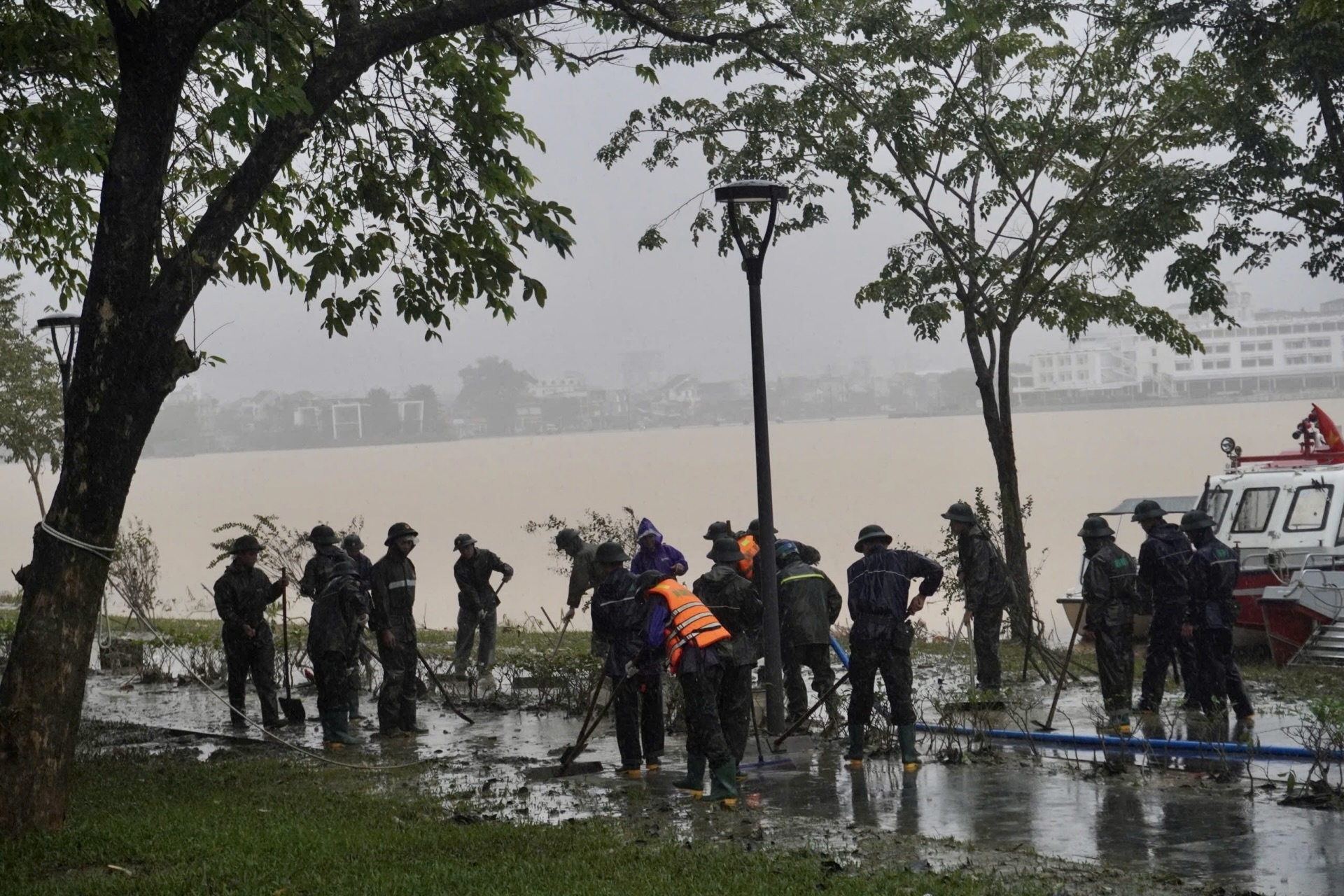 con lu lich su hue anh 3