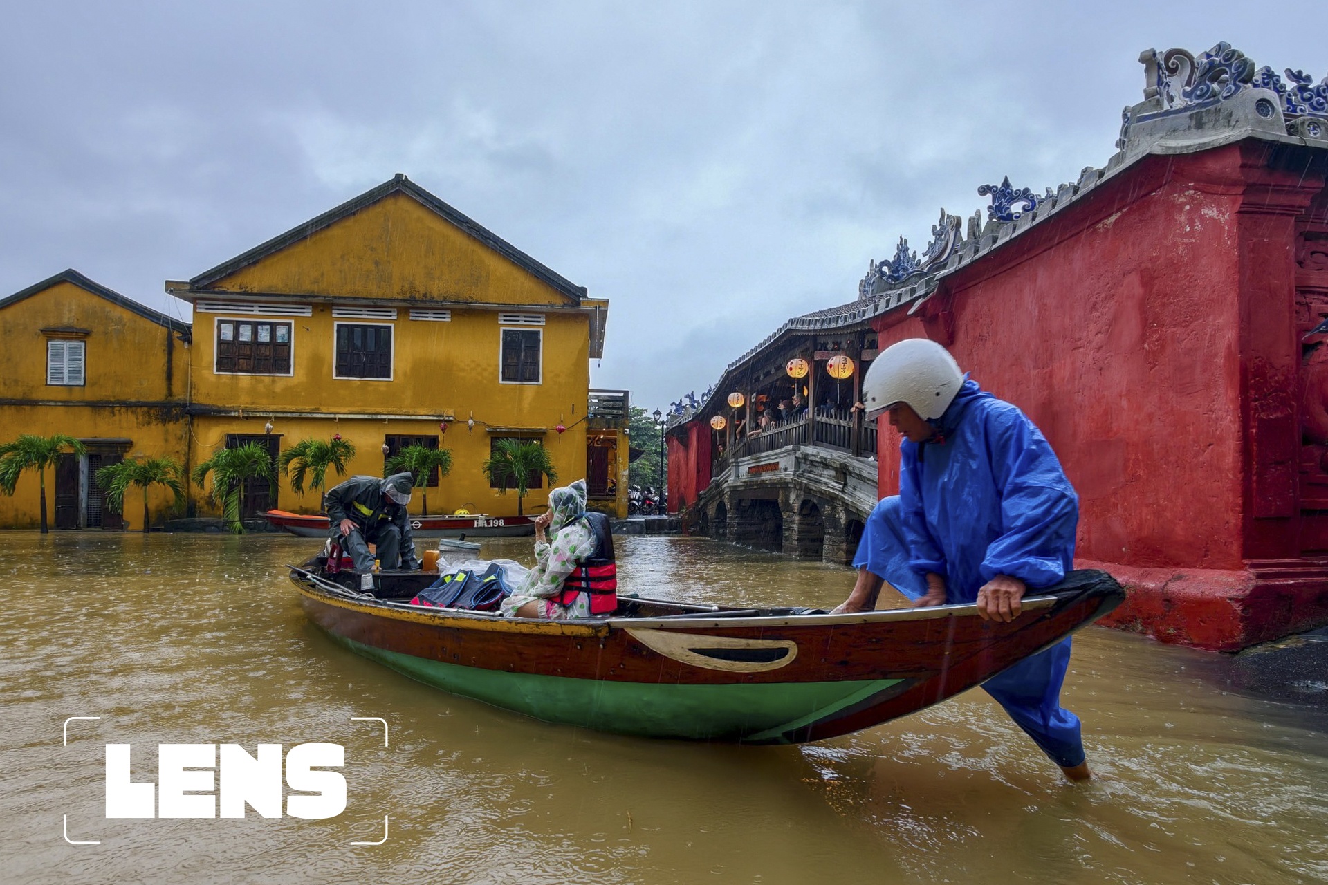 Hue, Hoi An 23 ngay kien cuong trong mua lu lich su hinh anh