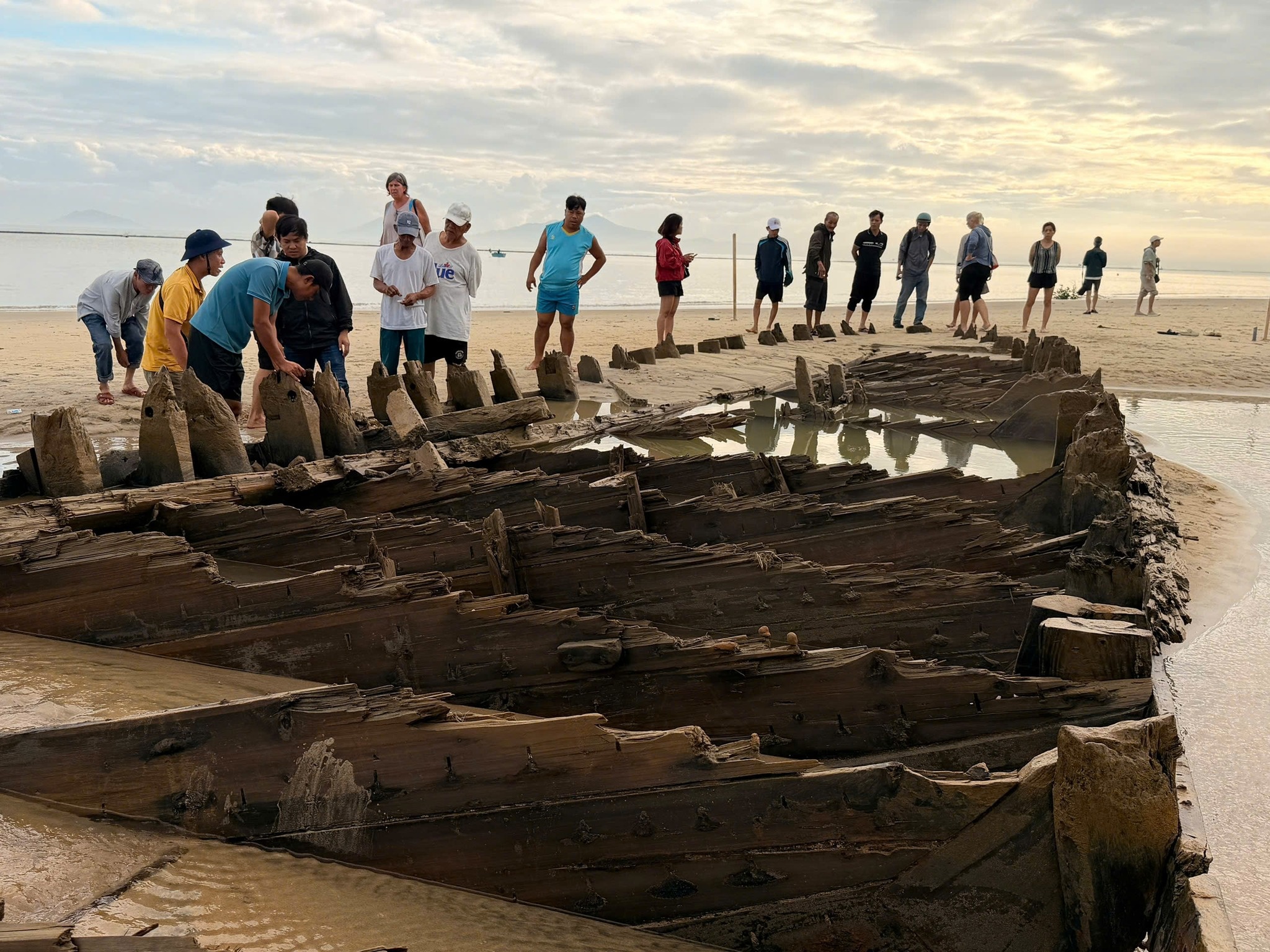 Can canh xac tau co troi len o bai bien Hoi An sau bao so 13 hinh anh