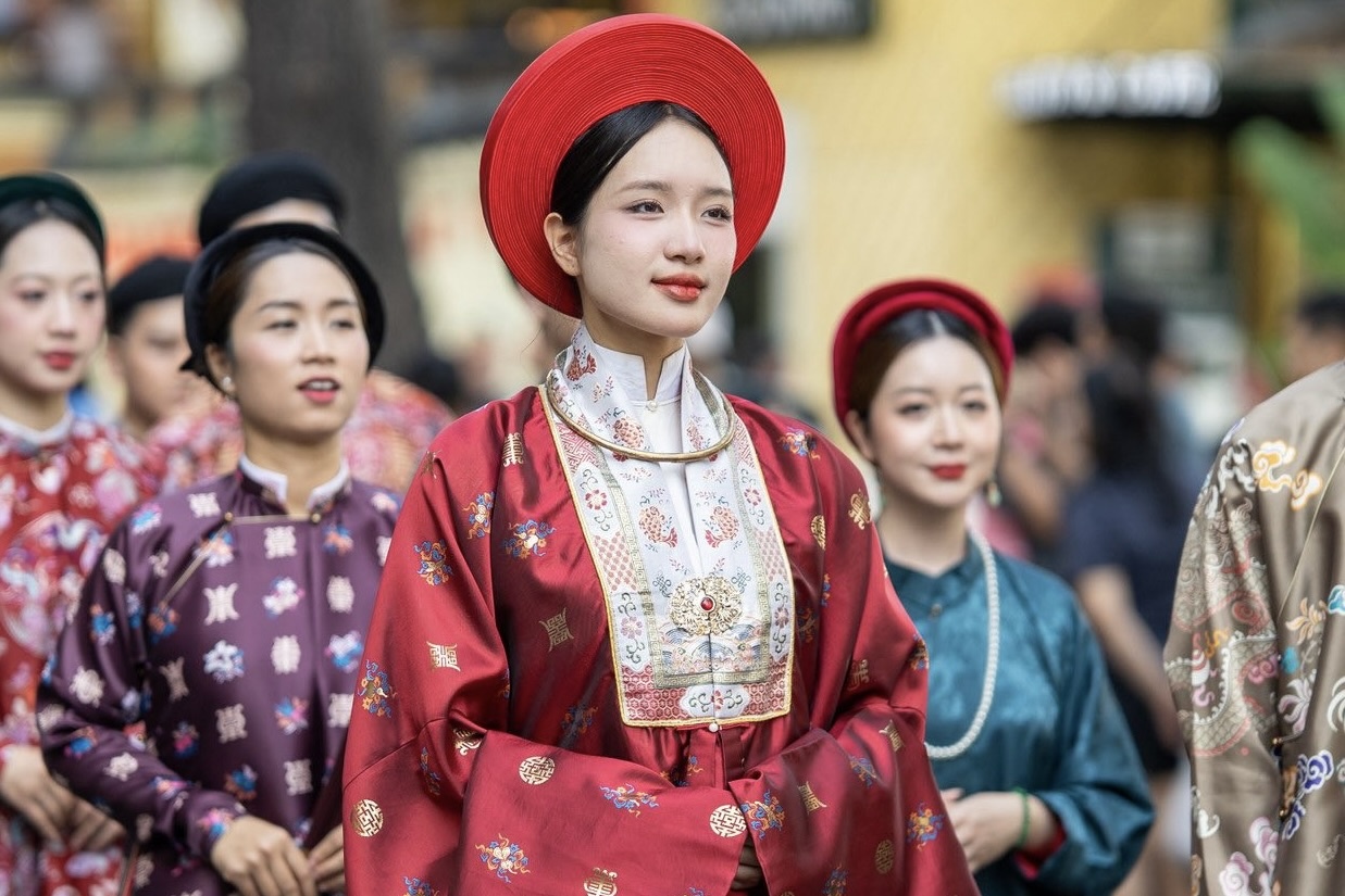 Danh tinh 'co dau thoi Nguyen' gay sot khi dieu hanh co phuc o Ha Noi hinh anh