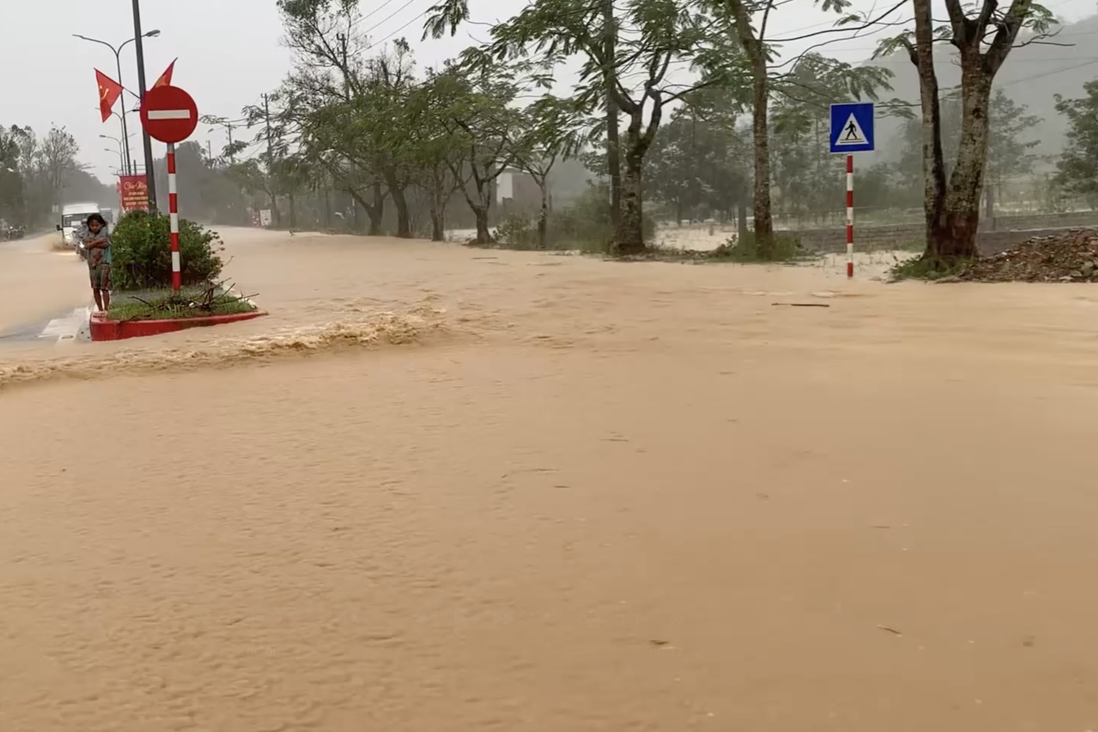 Canh lu 'nhan chim' duong sa o Hue hinh anh