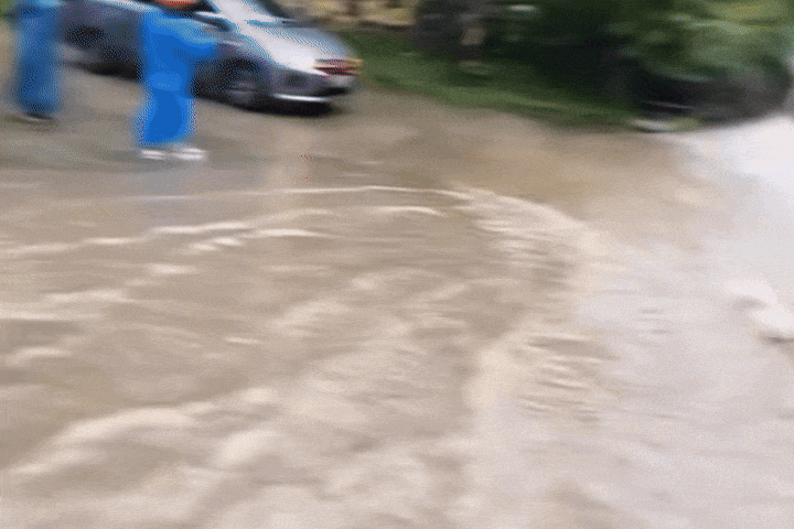 Lu tran qua duong nhu thac tai deo Le Da Nang hinh anh