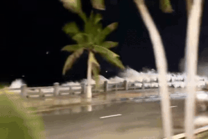 Song bien cao 2-3 m tran vao duong pho Nha Trang hinh anh