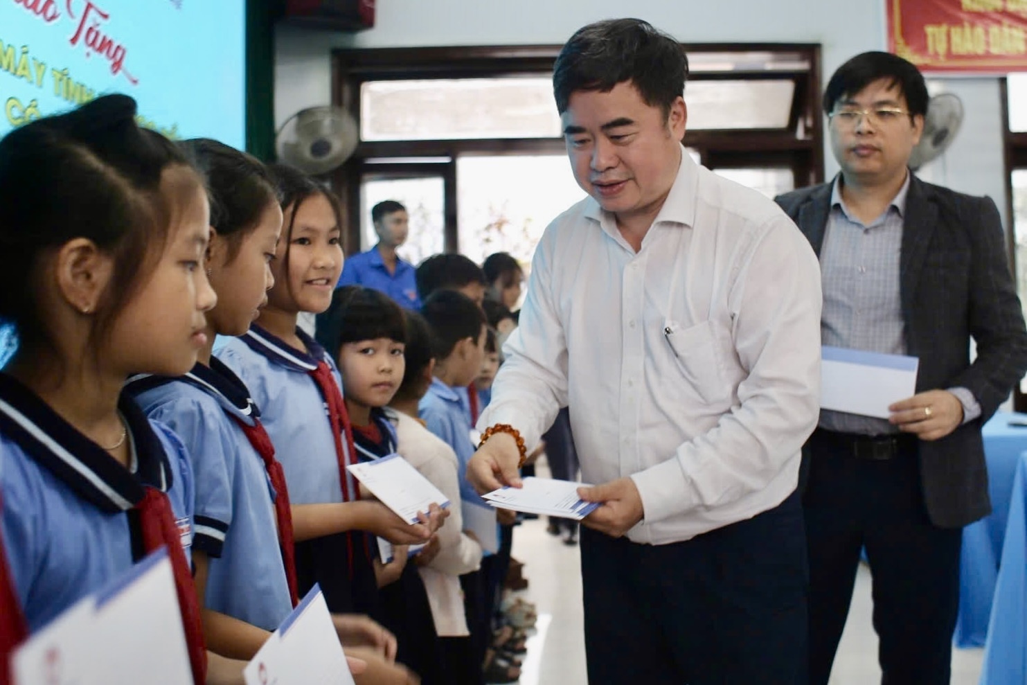 Hoi Xuat ban trao qua dong vien dong bao chiu anh huong bao lu o Hue hinh anh