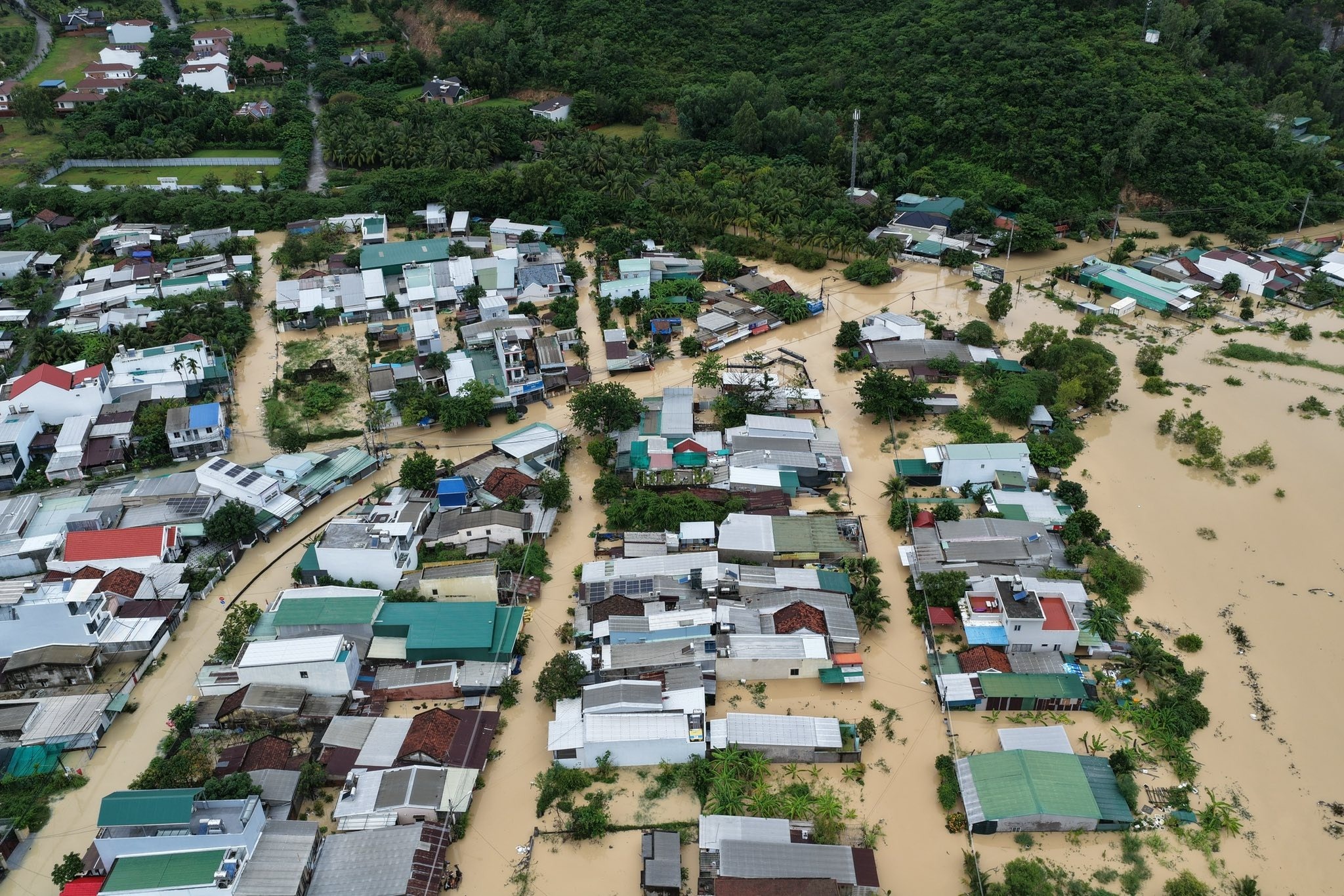 Vi sao lu tai cac song lien tuc vuot dinh lich su? hinh anh