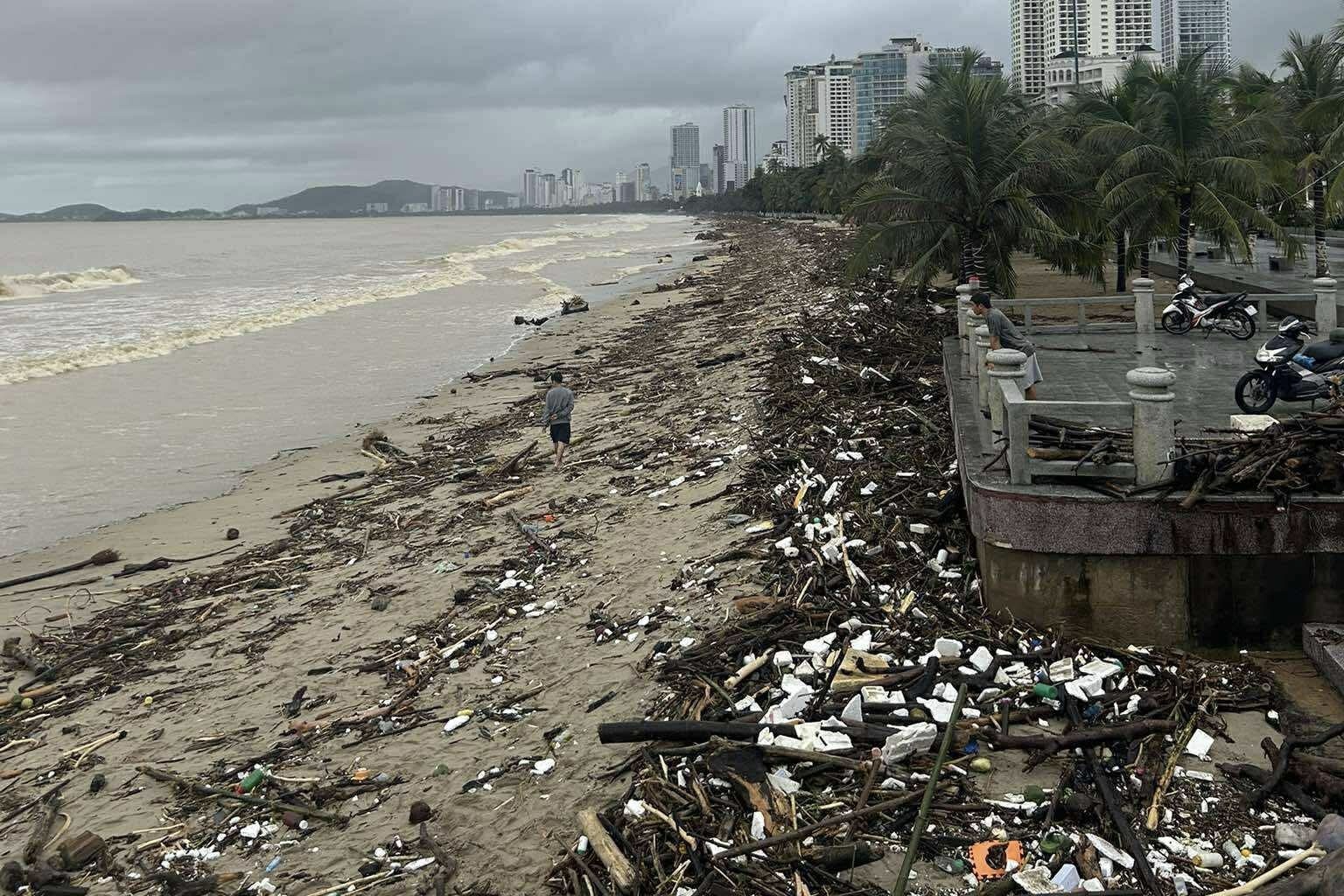 Lu rut dan, bien Nha Trang hoang tan sau mua ngap lich su hinh anh