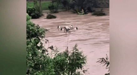 Nghet tho canh dung drone cuu nguoi ket giua oc dao vi lu du hinh anh