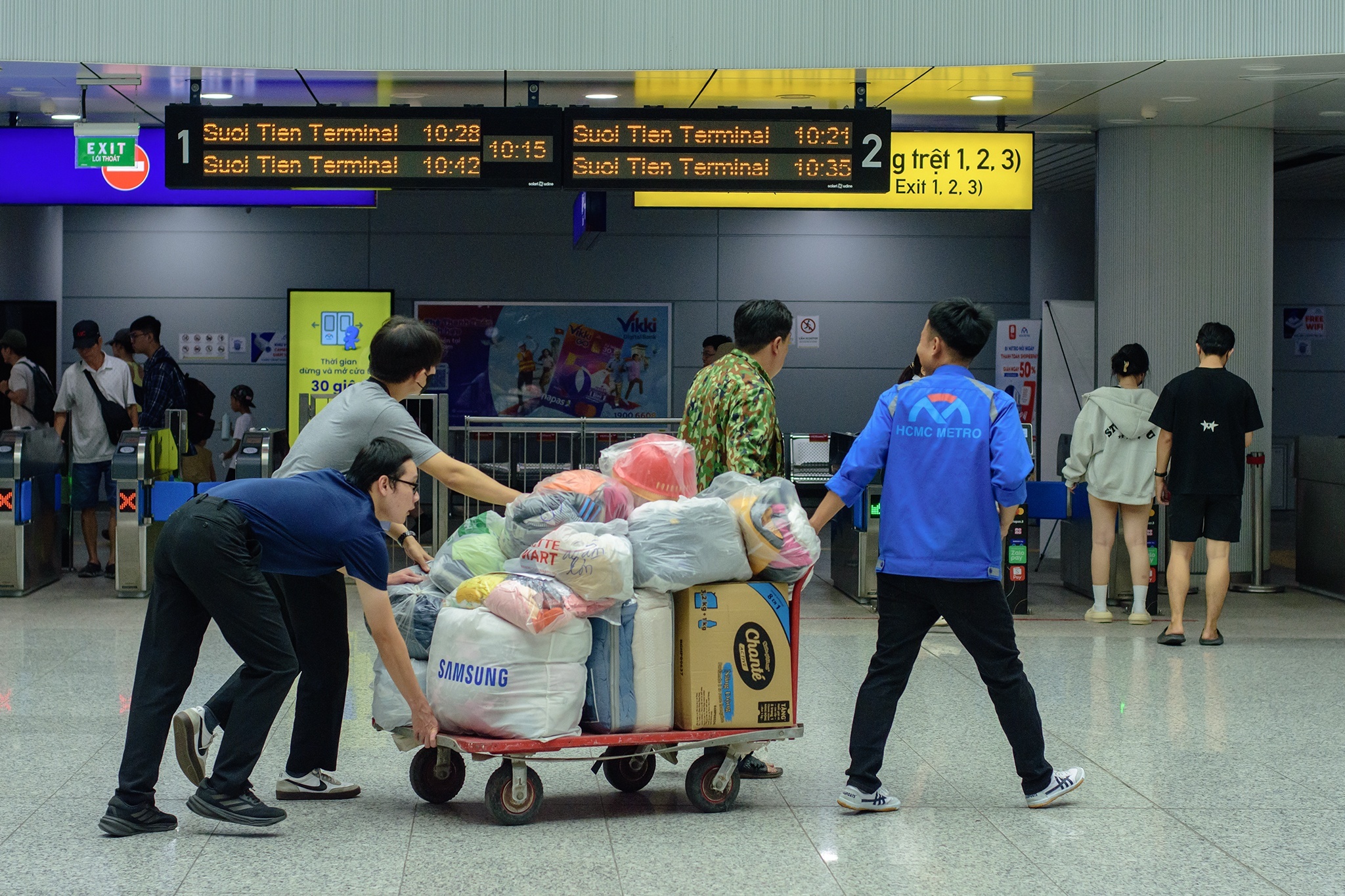 180 tan hang cuu tro tu ga metro TP.HCM den vung lu hinh anh
