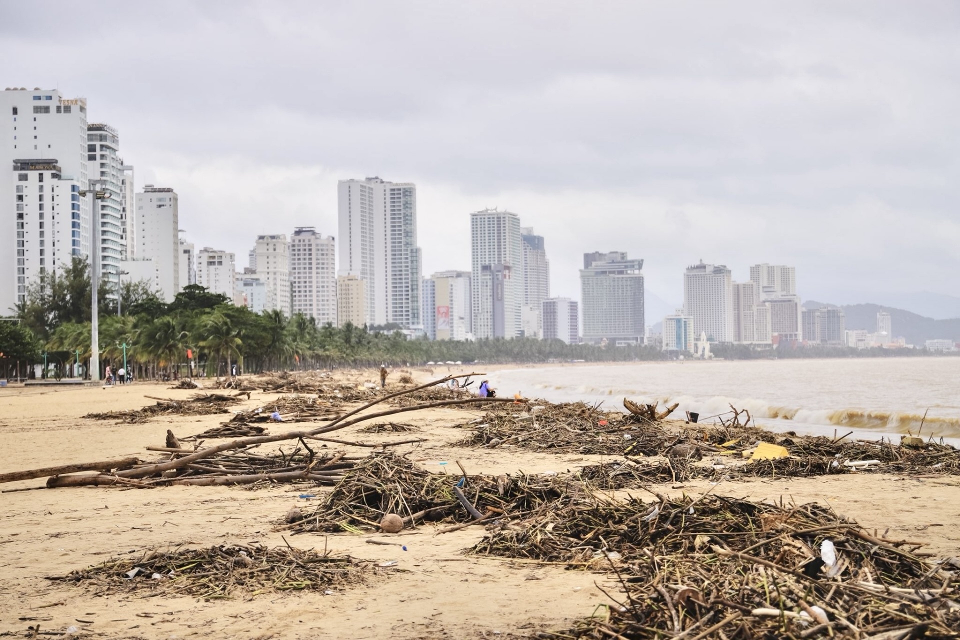 Bai bien Nha Trang sau 4 ngay oan minh trong tran lu lich su hinh anh