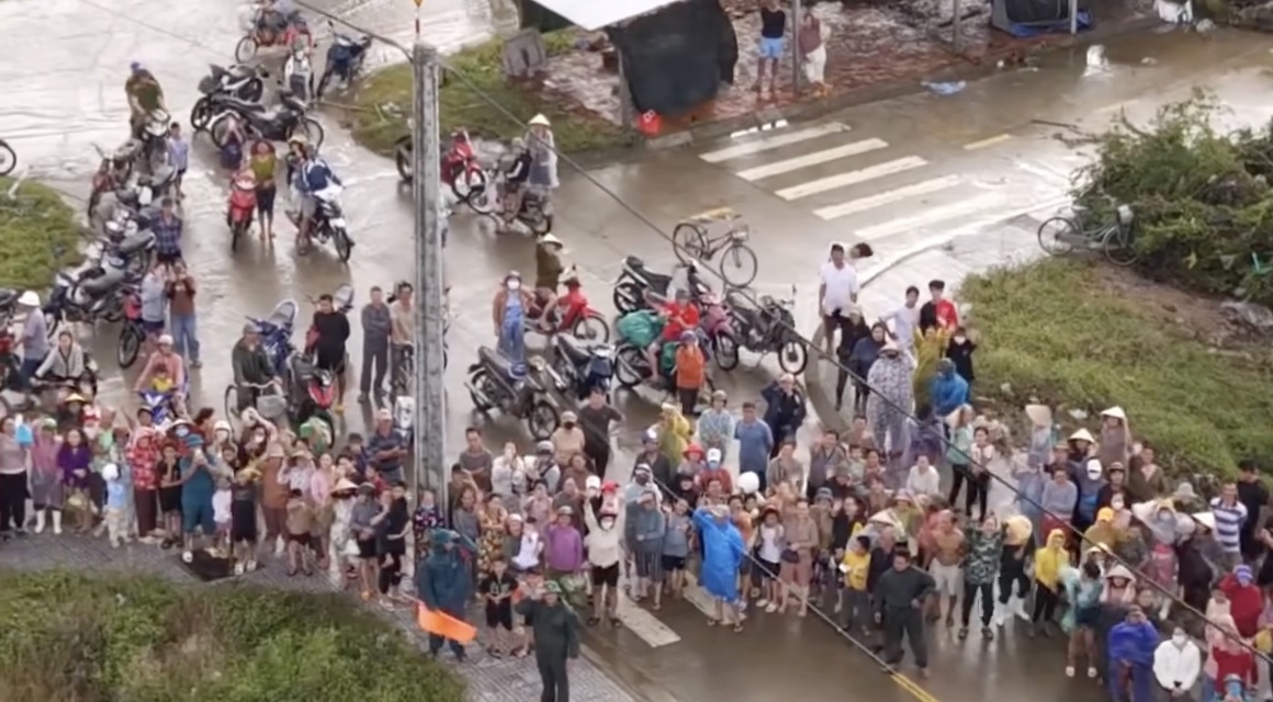 Xuc dong canh ba con 'ron lu' Dak Lak vay tay don truc thang cuu tro hinh anh