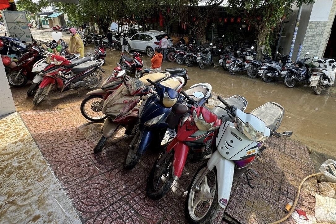 Canh 'vo tran' chua tung thay o cac tiem sua xe Nha Trang sau lu lut hinh anh