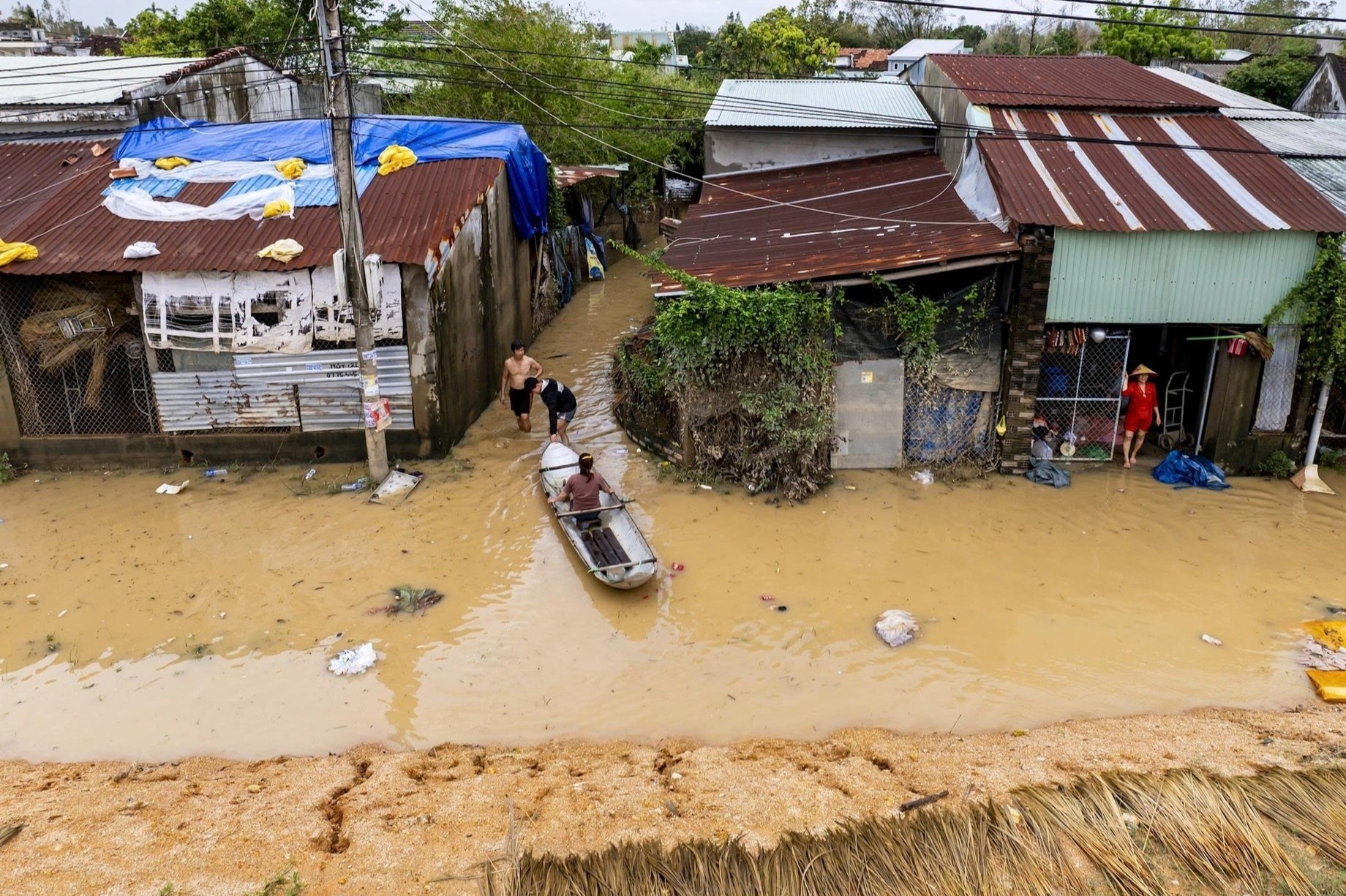 Nguoi dan Quy Nhon ban than don lu: 'Moi thu van tan hoang lam' hinh anh