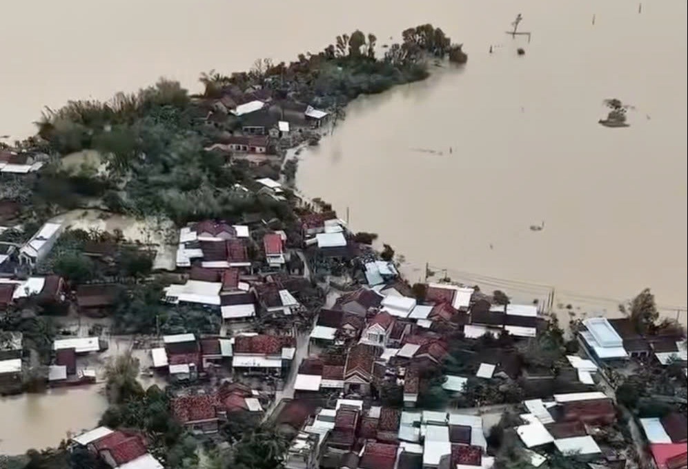Thon 800 nguoi bi co lap nhu 'oc dao', 1 tuan van chim trong bien nuoc hinh anh