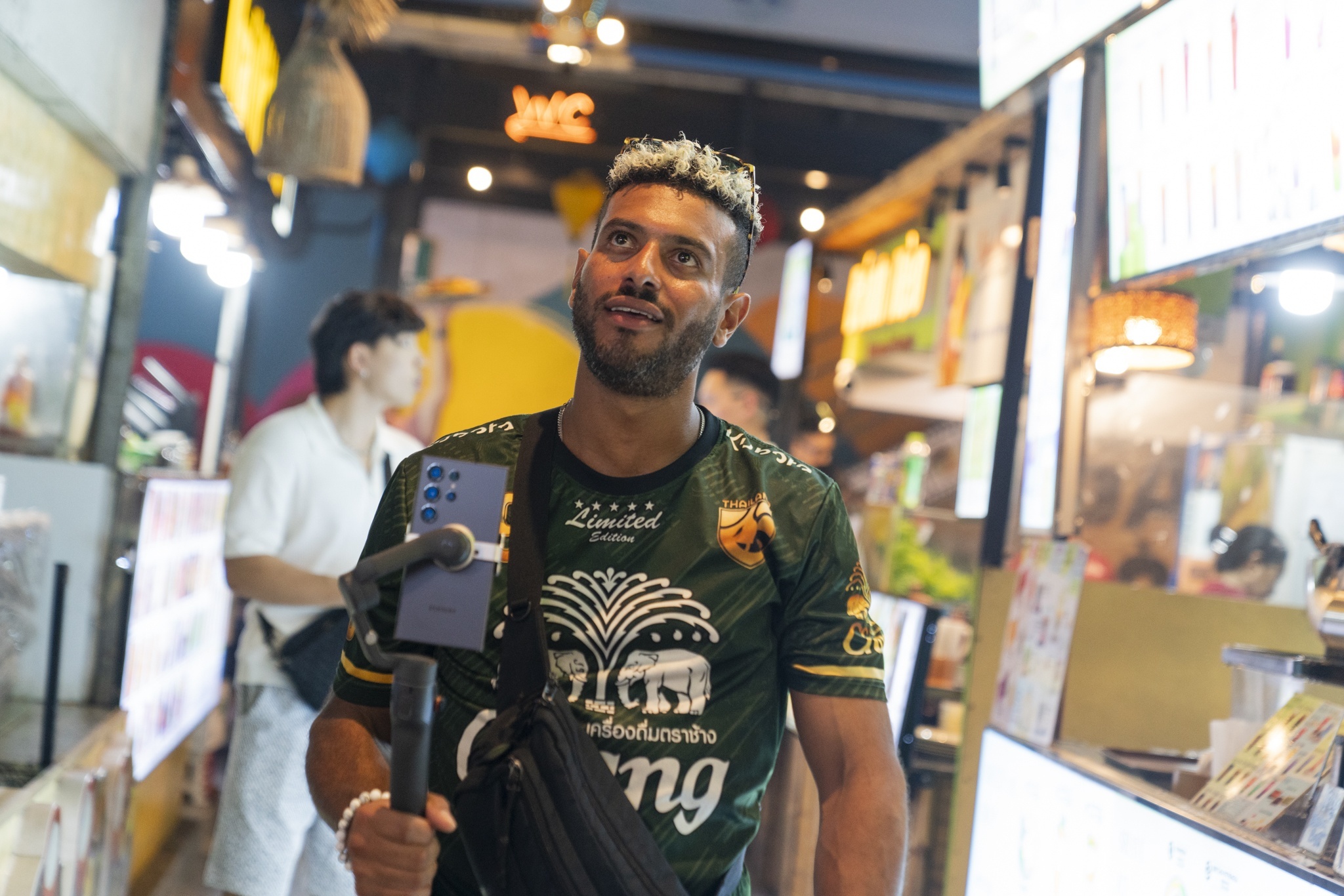 khach Viet Nam anh 1