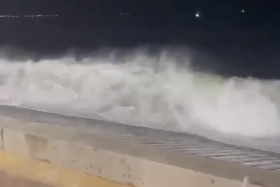 Can canh song hung han 'nuot' bo ke Phan Thiet hinh anh