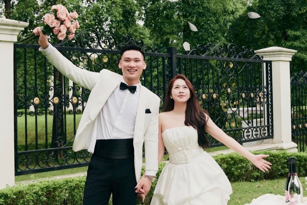 Dam cuoi cua thu mon U23 Viet Nam va 'chi dep' tiep vien hang khong hinh anh