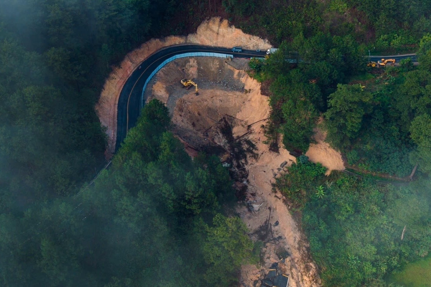 Deo Mimosa Da Lat sau 10 ngay bi 'xe doi' nhin tu flycam hinh anh