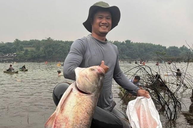 Bat ca 'khung' 30 kg khi thuy dien lon nhat mien Nam dong dap xa tran hinh anh