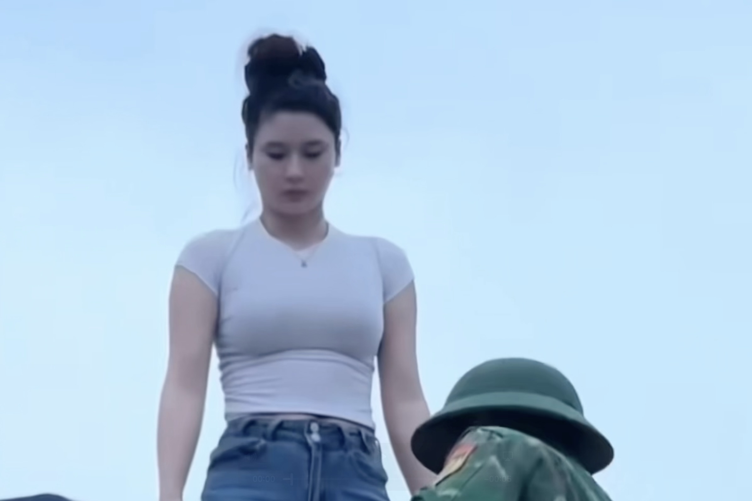 Khoanh khac co gai Tuyen Quang boc hang hoa gay sot hinh anh