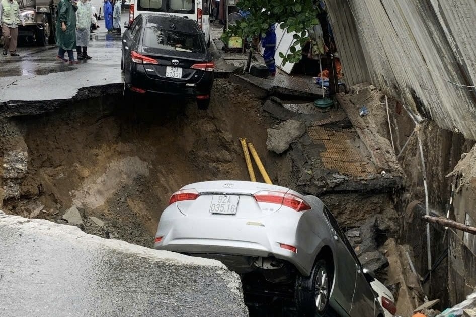 Can canh ho tu than 'nuot' 2 oto o Da Nang hinh anh