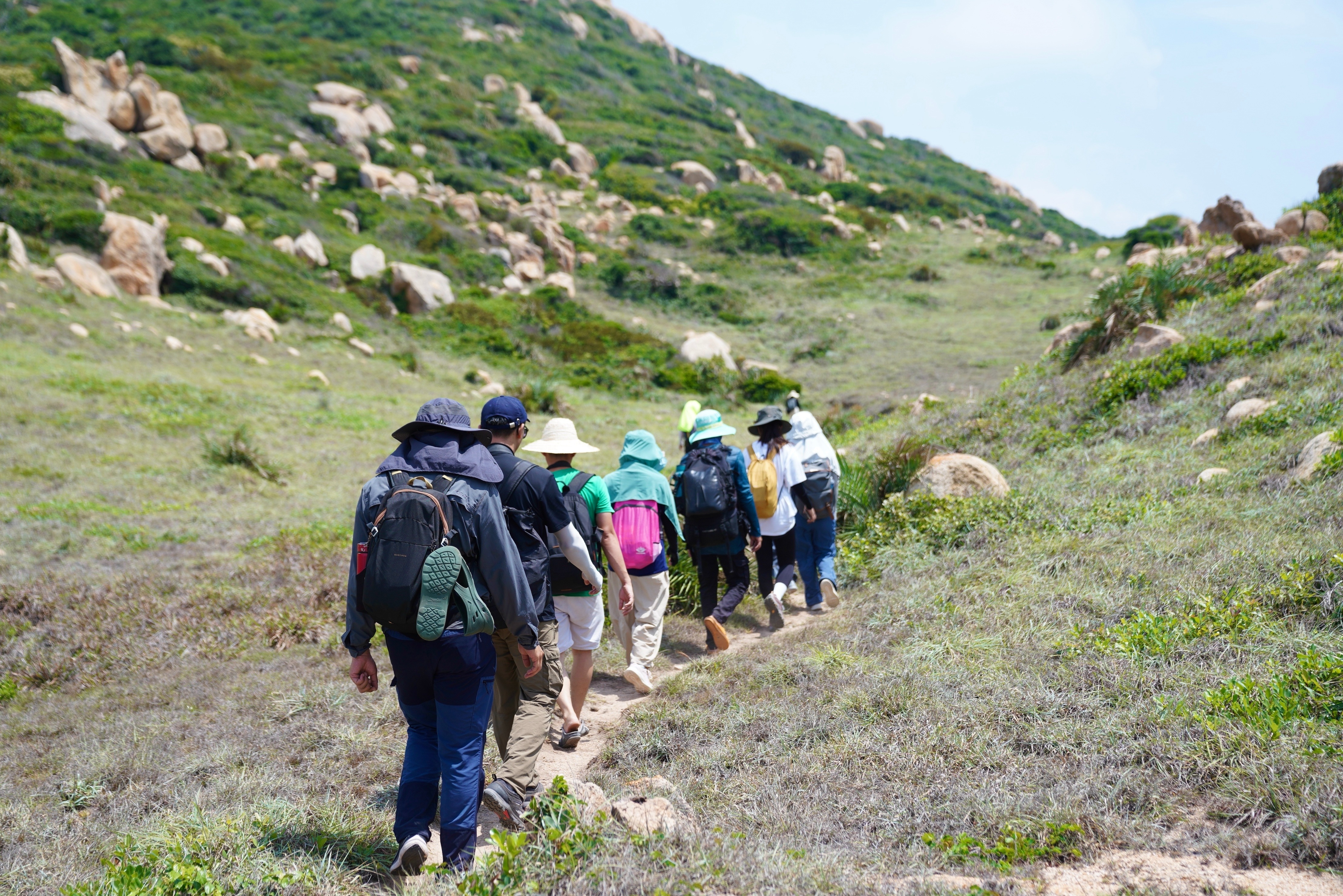 Co gai to bi nguoi dan tour om, doi hon khi di trekking hinh anh