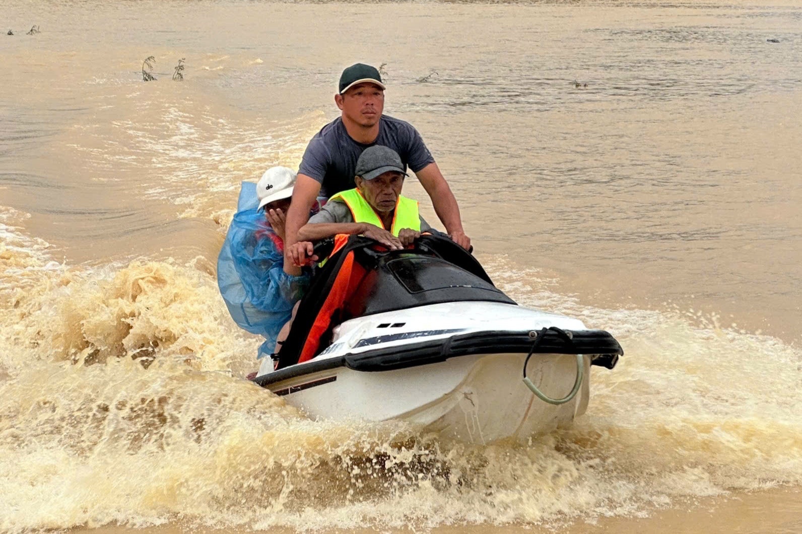 Nha Trang tai ngap, Binh Thuan cu chim trong bien nuoc hinh anh