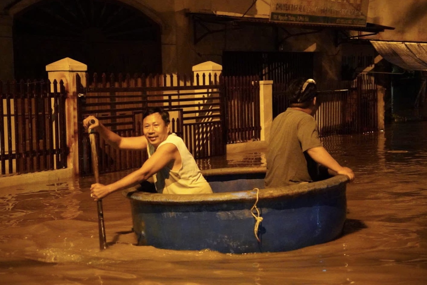 Nguoi dan Lam Dong thao chay trong dem lu '30 nam co 1' hinh anh