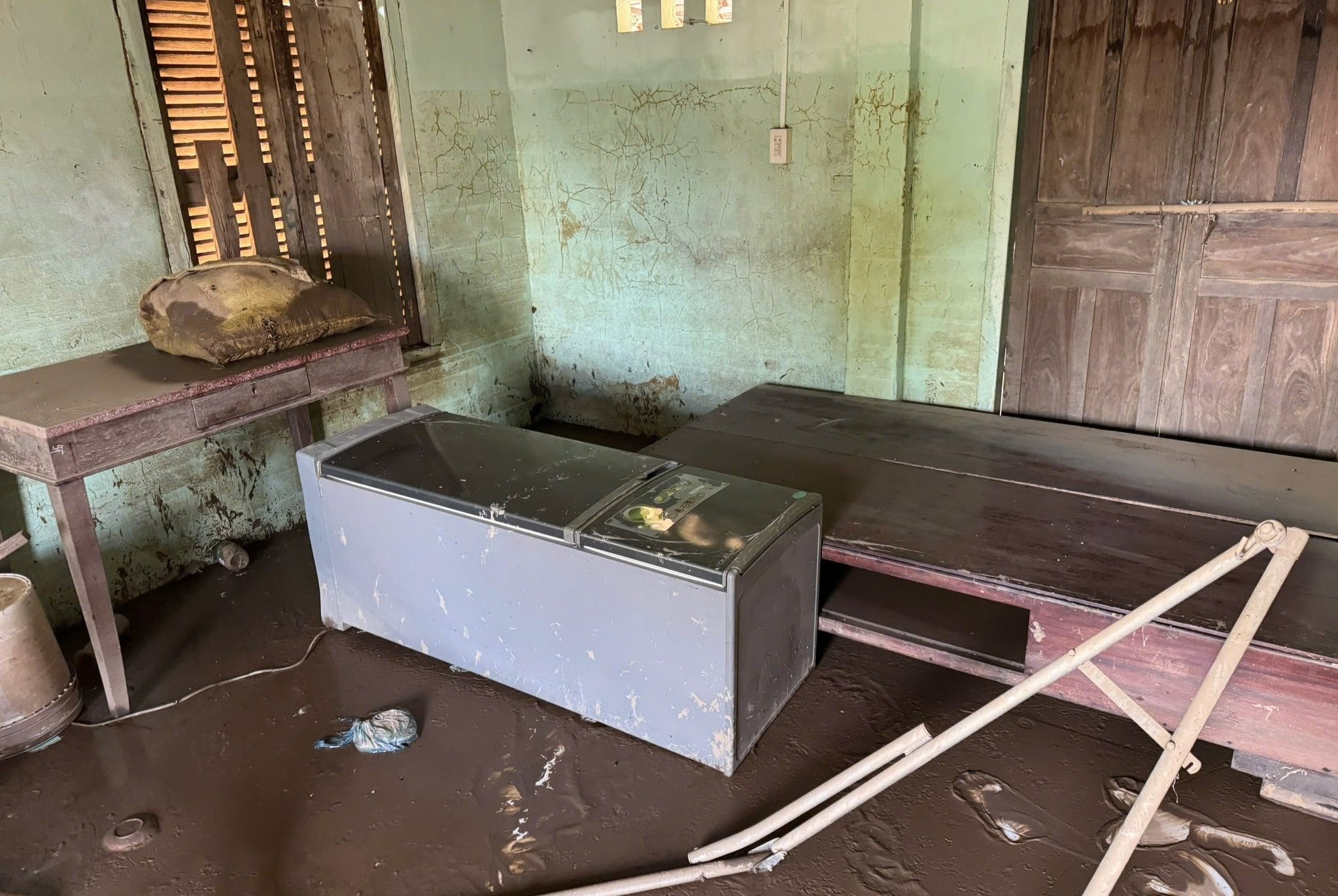 Nha cua tan hoang, vuon thanh long mat trang sau lu du o Lam Dong hinh anh