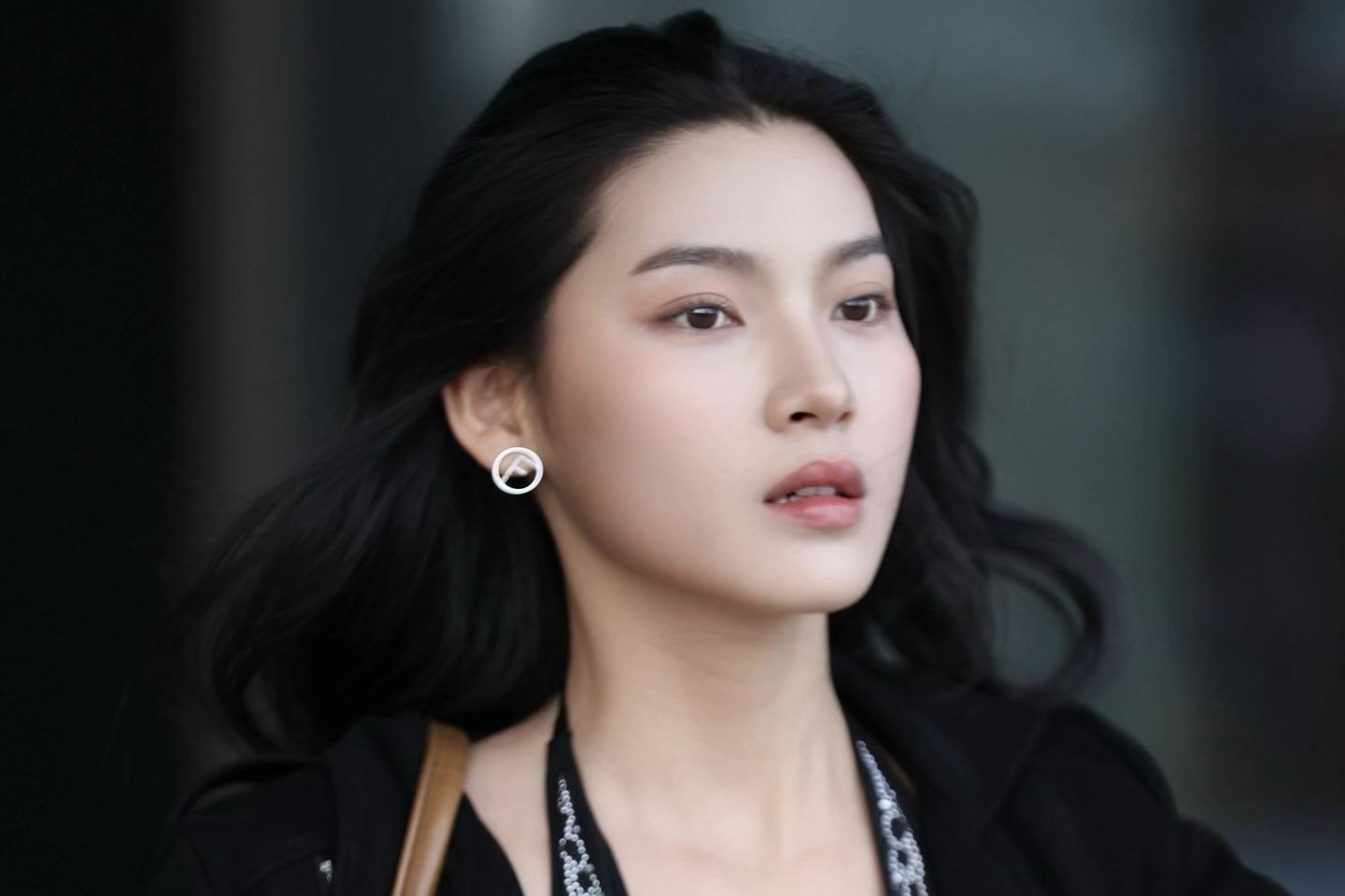 TikToker TP.HCM thue nguoi ra san bay 'chup len' nhu sao hang A hinh anh