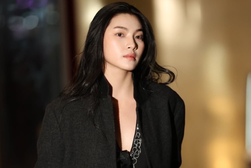 TikToker TP.HCM thue nguoi ra san bay 'chup len' nhu sao hang A hinh anh