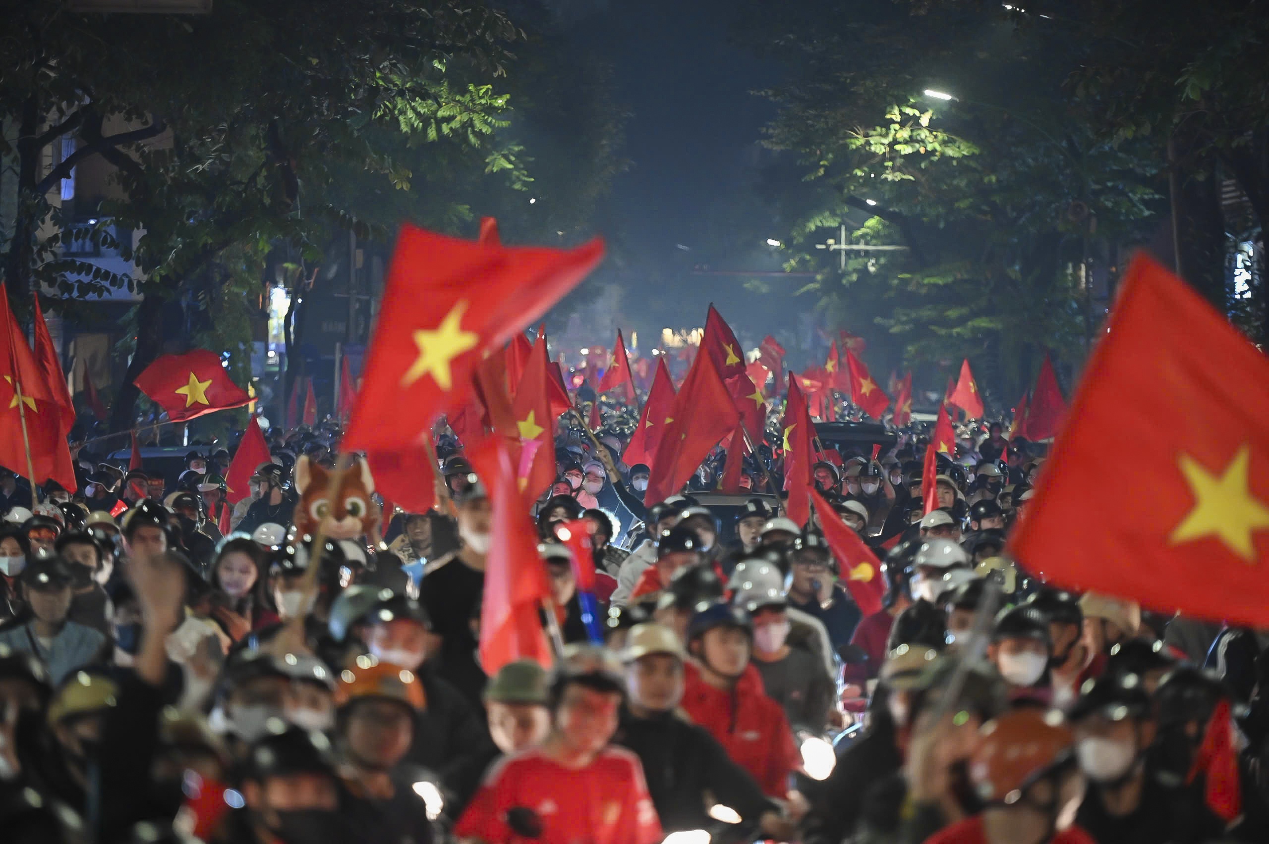 Dem khong ngu cua nguoi ham mo bong da Viet Nam hinh anh