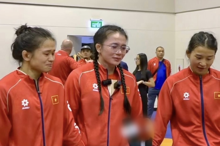 Ba chi em ruot mat cha sau khi gianh HCV SEA Games 33 hinh anh