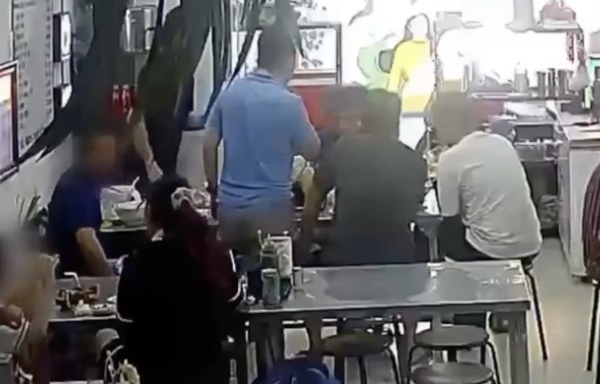 Quan an o TP.HCM thong tin ve nhom 7 khach di oto, 'quen' tra tien pho hinh anh