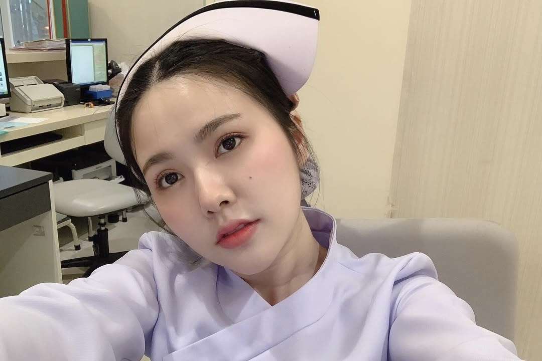 Nu y ta Thai Lan tung bi duoi viec vi qua xinh dep, gio ra sao? hinh anh