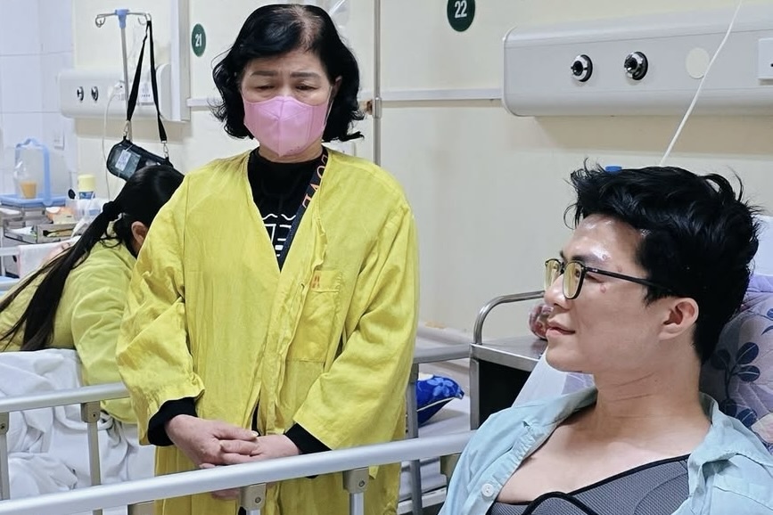 Nguoi song sot sau vu lat xe o Lao Cai: 3 km am anh suot doi hinh anh