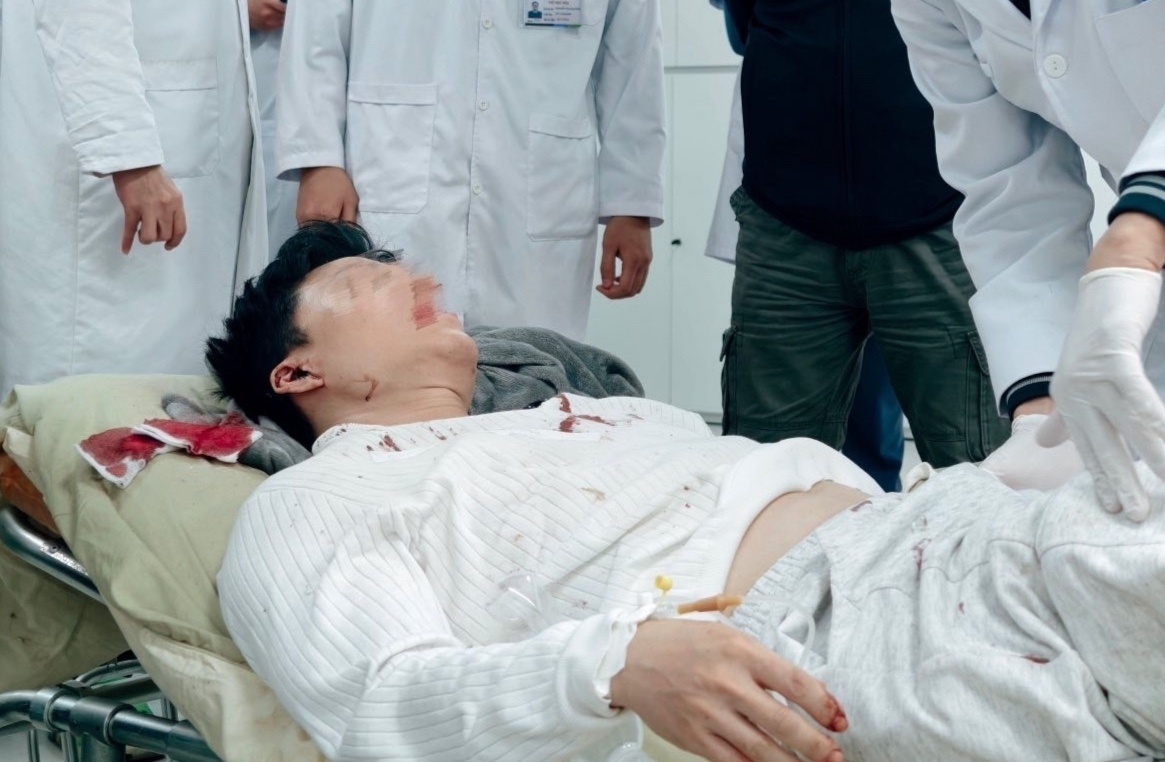 Nguoi song sot sau vu lat xe o Lao Cai: 3 km am anh suot doi hinh anh