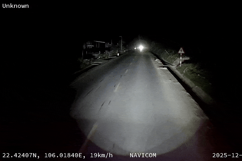 Khoanh khac 'chan dau xe' cua nu tai xe xe hang nang gay tranh cai hinh anh