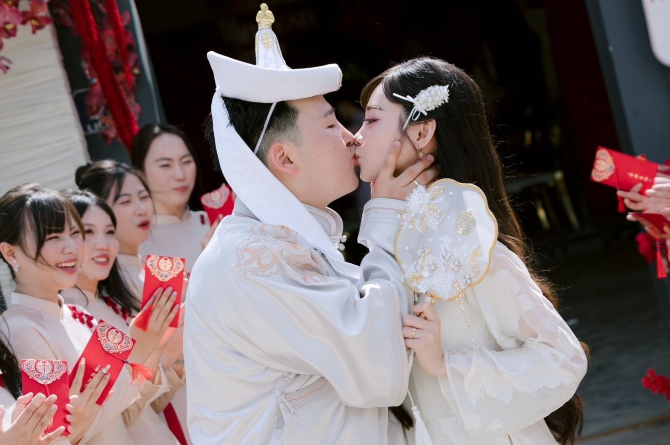 Chang re Mong Co mang sua bo sang hoi vo Viet Nam hinh anh