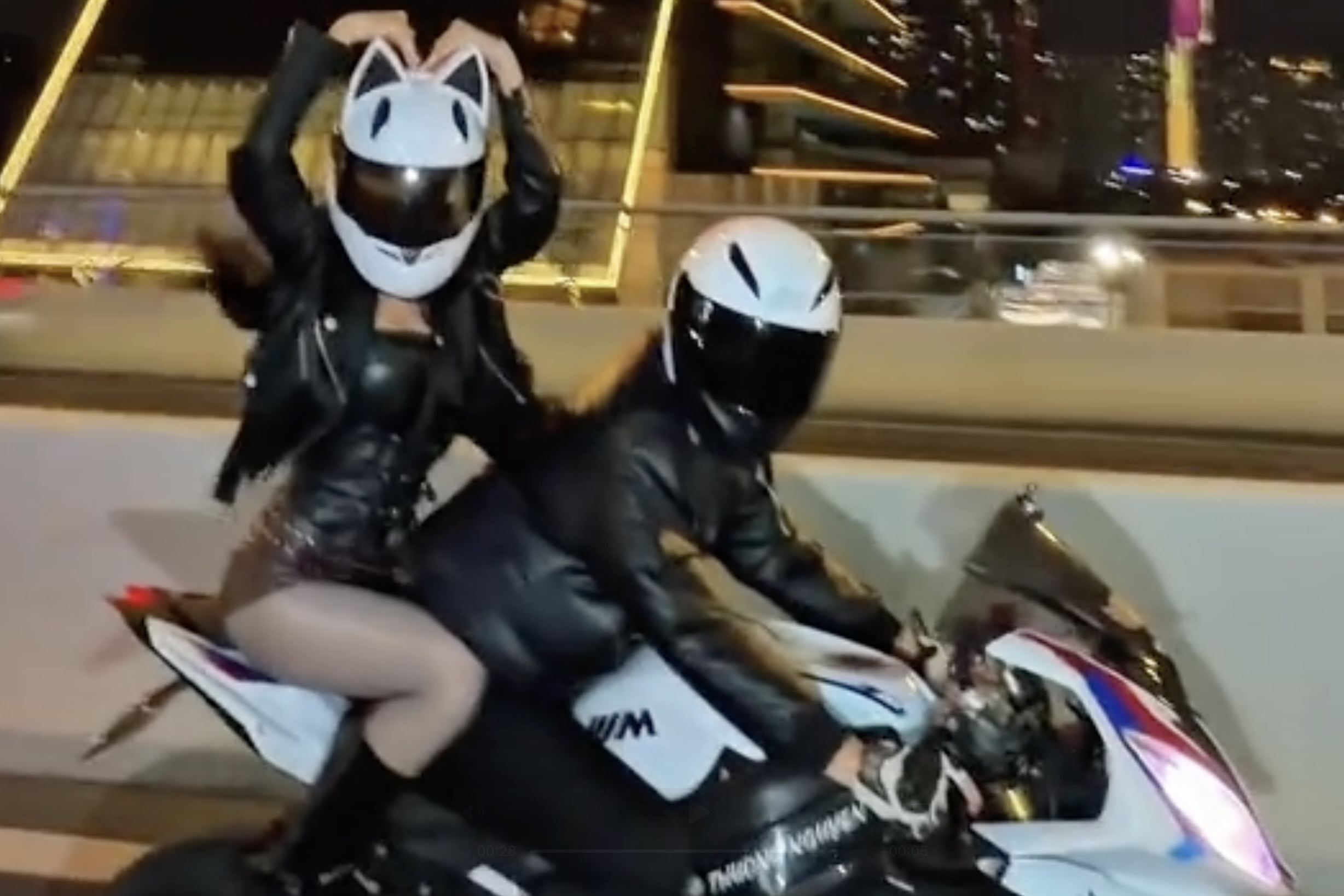 Khoanh khac co gai 'du trend' ngoi sau trai la, lai moto gay sot hinh anh