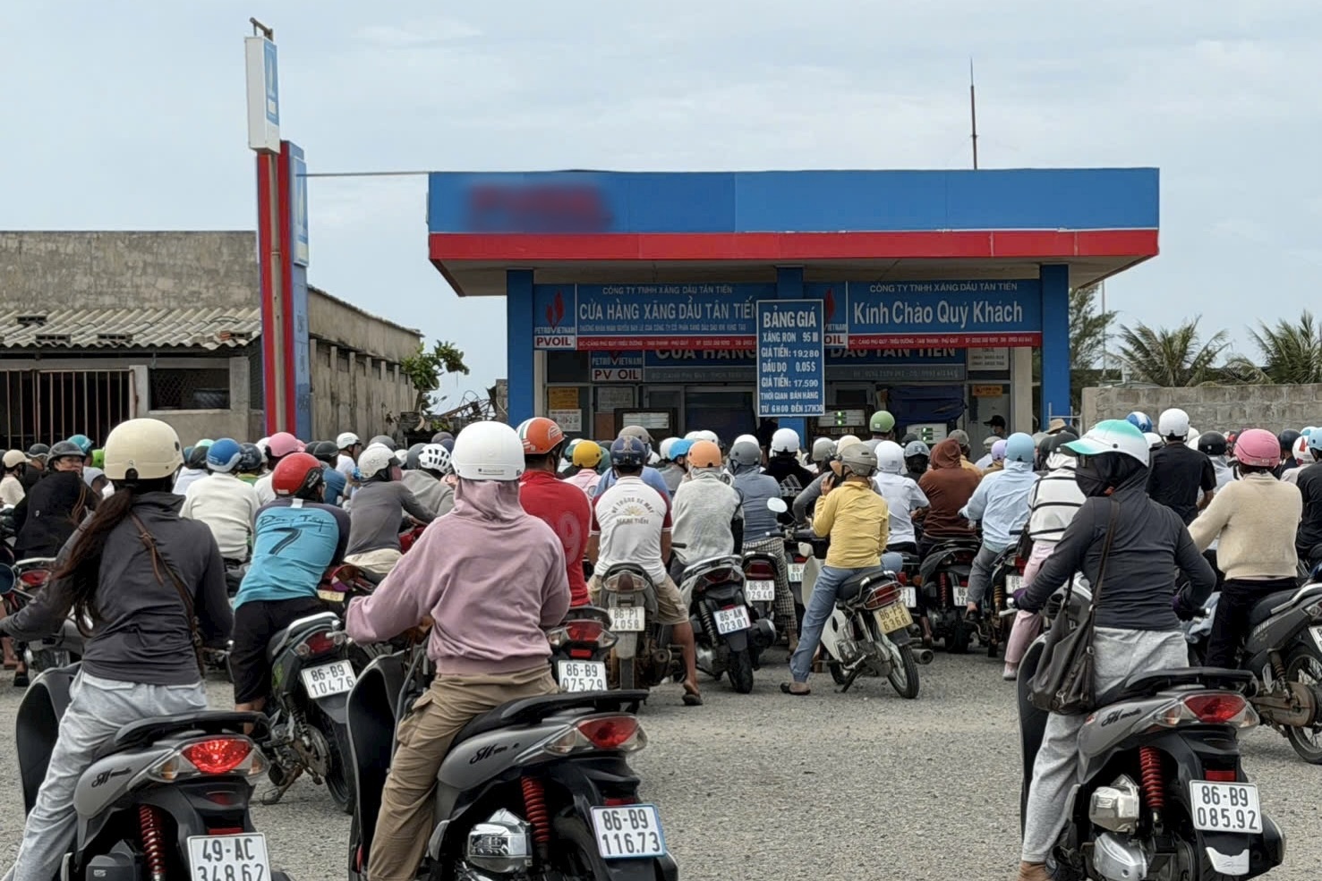 Dao Phu Quy co xang tro lai hinh anh