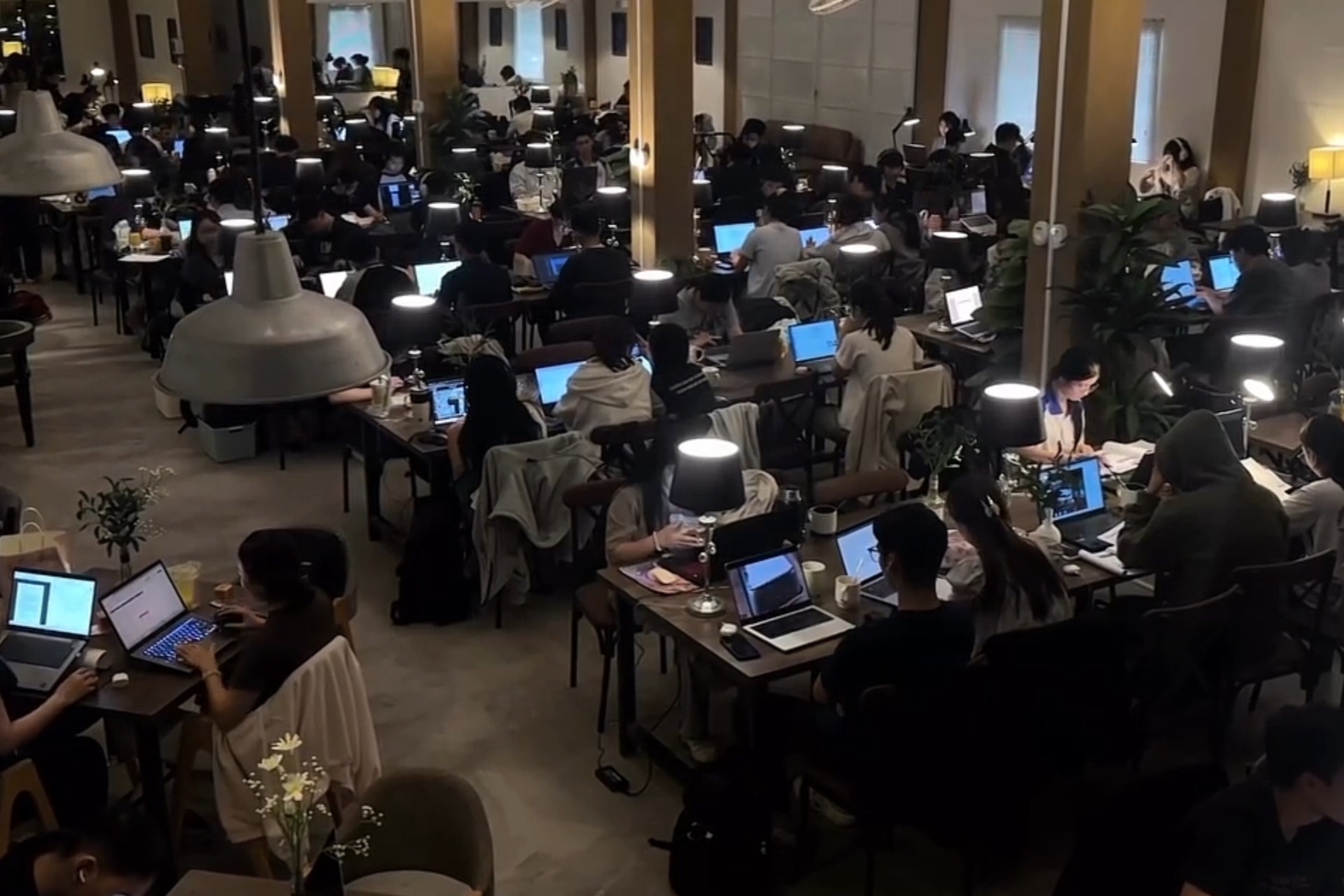 Thay gi khi ca tram khach ngoi go laptop trong quan ca phe TP.HCM? hinh anh