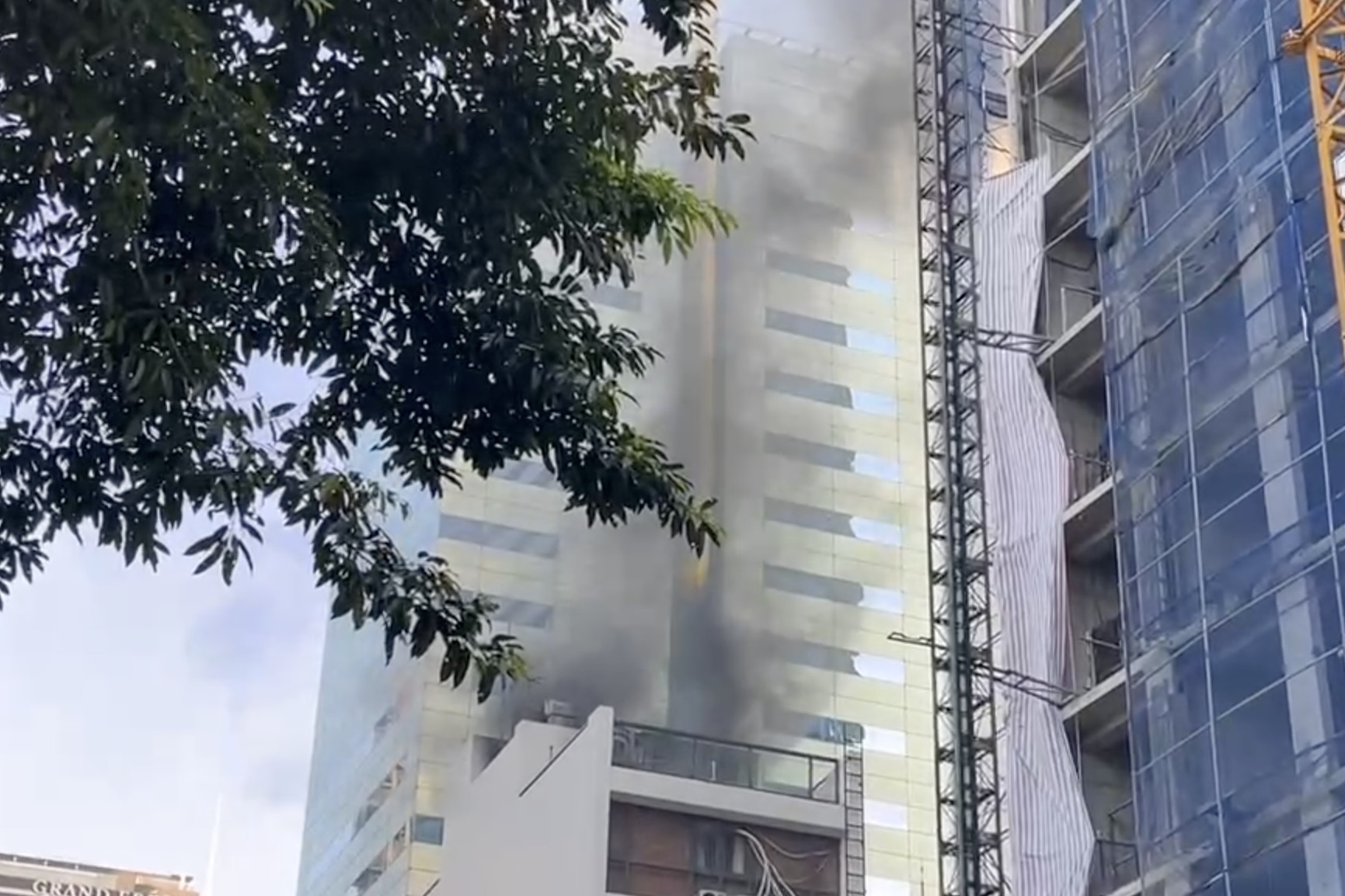 Chay toa nha o phuong Sai Gon hinh anh