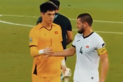 Canh dap tay cua Trung Kien voi doi truong U23 Kyrgyzstan hinh anh