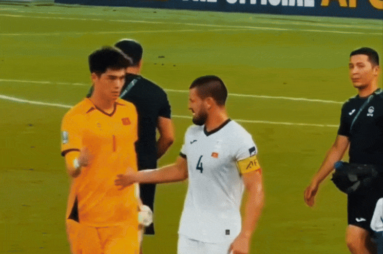 Khoanh khac Trung Kien dap tay doi truong U23 Kyrgyzstan gay sot hinh anh