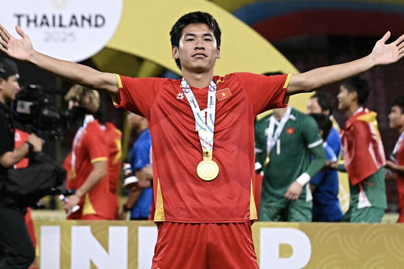 Bai dang ve Le Van Thuan cua AFC, FIFA khien dan mang 'day song' hinh anh