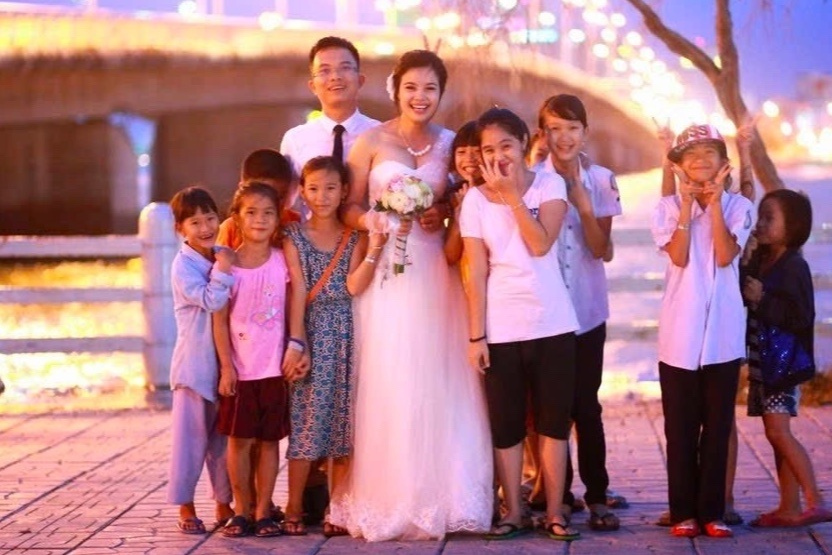 Cap vo chong tim lai 10 dua tre xa la trong buc anh cuoi 12 nam truoc hinh anh