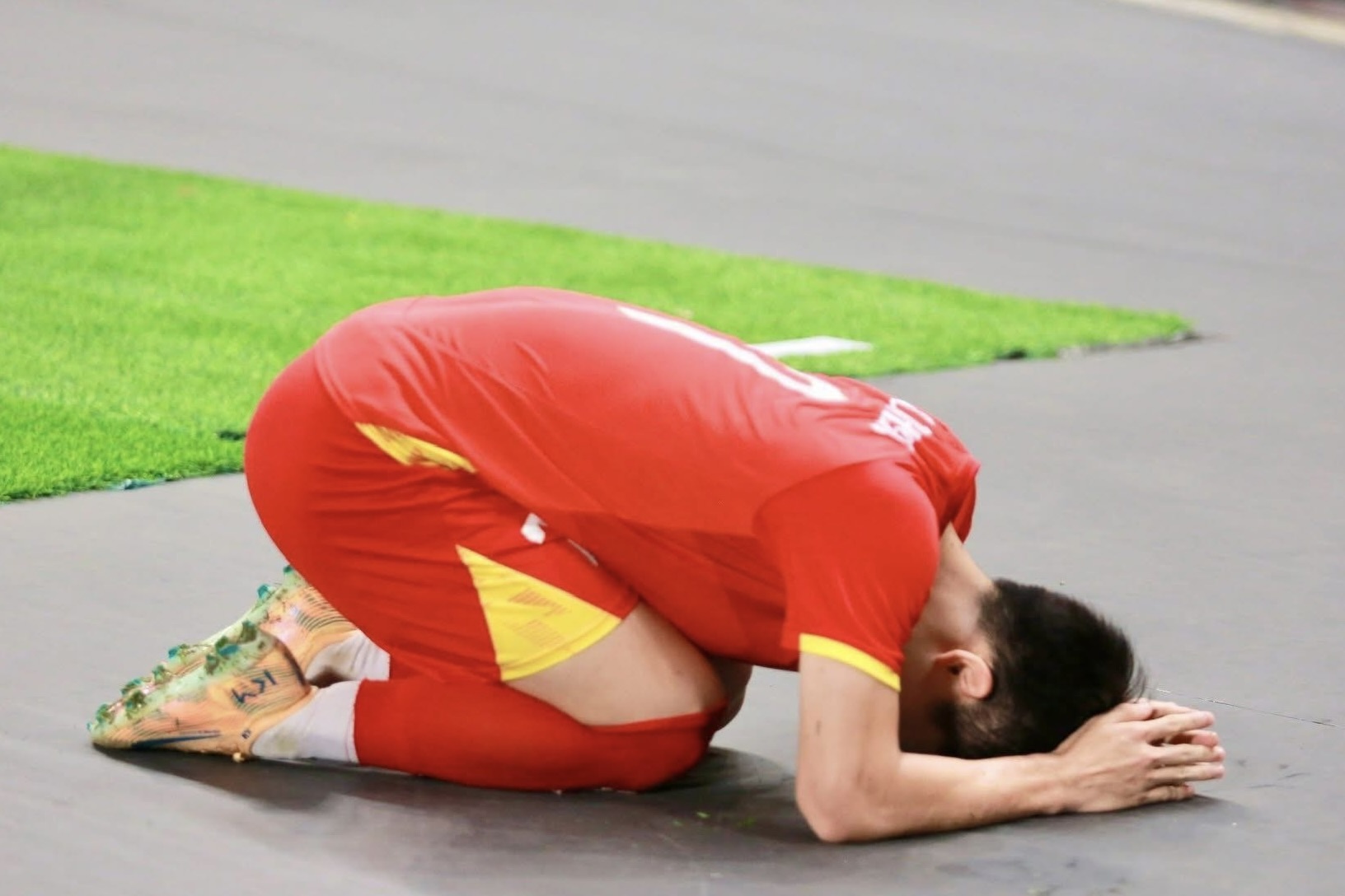 Dinh Bac dap dau xin loi hinh anh