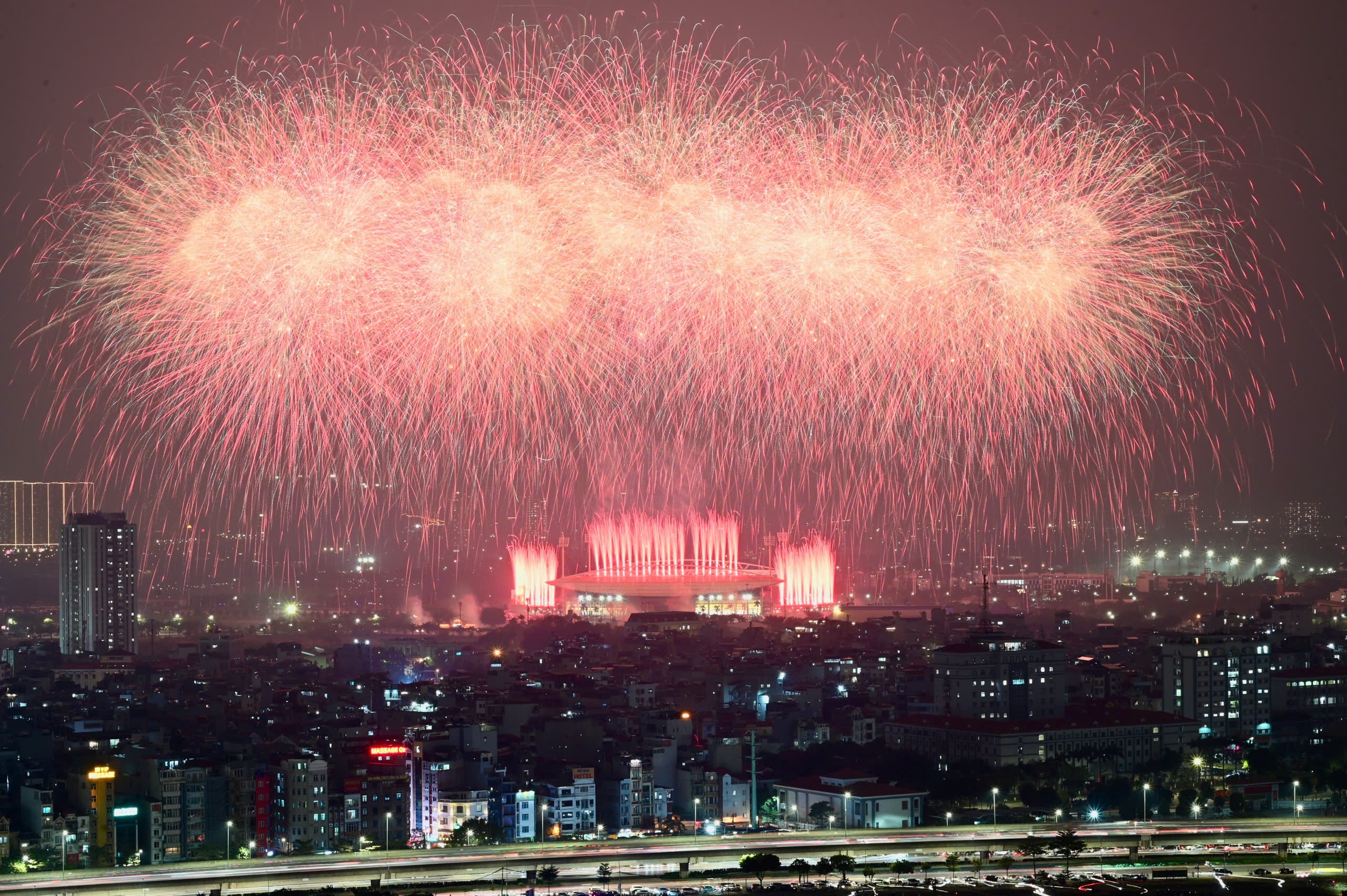 Bien nguoi hao huc xem phao hoa chua tung co mung Dai hoi XIV cua Dang hinh anh