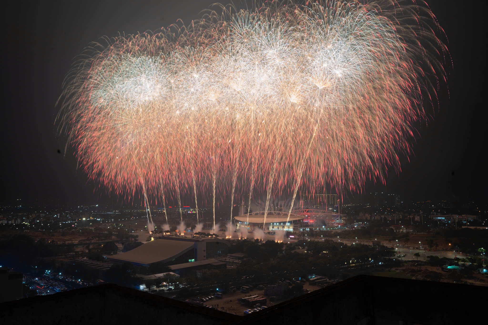 Bien nguoi hao huc xem phao hoa chua tung co mung Dai hoi XIV cua Dang hinh anh