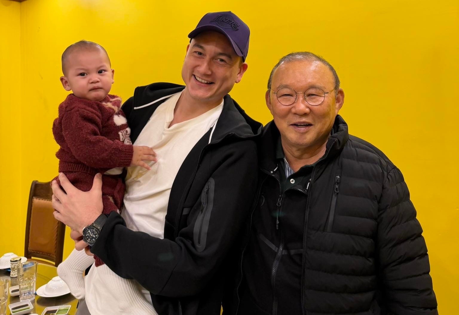 Khoanh khac de thuong cua con trai Van Lam va HLV Park Hang-seo hinh anh